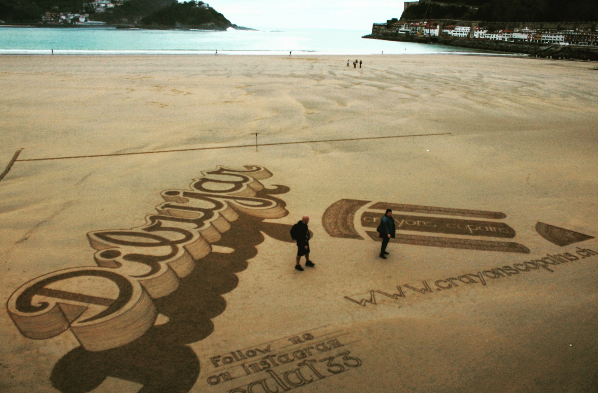 dibujo de Calat33 en la arena mostrando la palabra "dibujar" y un lápiz