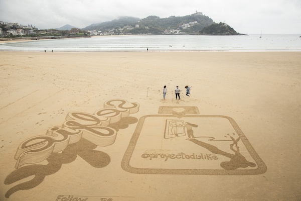 Dibujo de Calat33 en la arena mostrando una persona haciendose un selfie